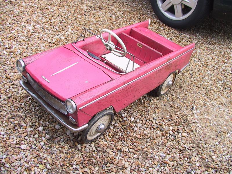 Sold at Auction: voiture pour enfant à pédales Peugeot 404 de marque MG  (morellet guérineau)