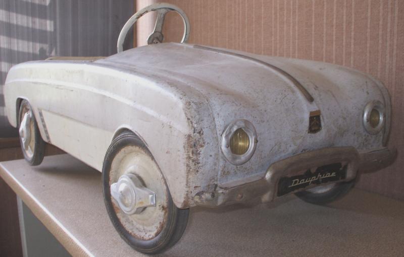 Voiture à pédales ancienne/Dauphine a pédales vintage/jouet ancien