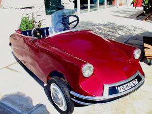 Sold at Auction: voiture pour enfant à pédales Peugeot 404 de marque MG  (morellet guérineau)