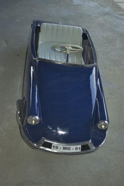 Sold at Auction: Voiture pour enfant à pédales Citroen DS de marque MG