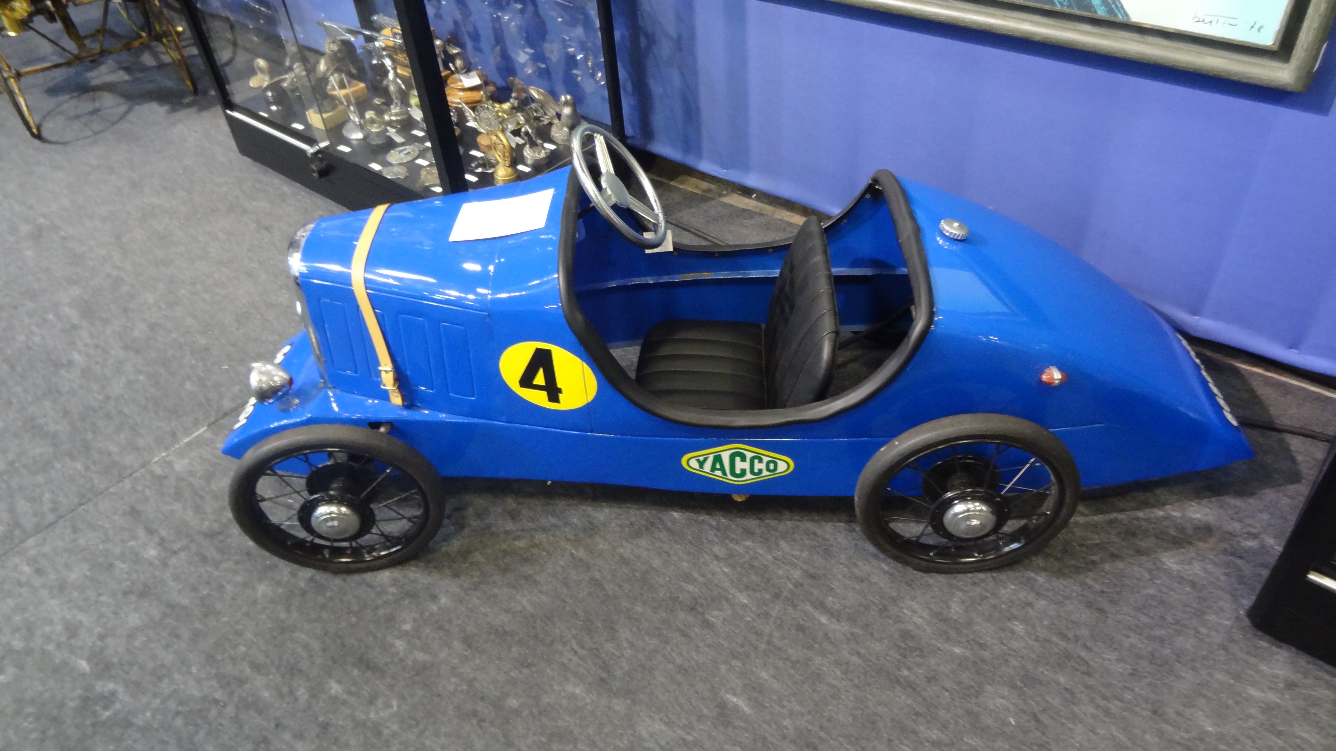 Voiture à pédales blanche pour enfant