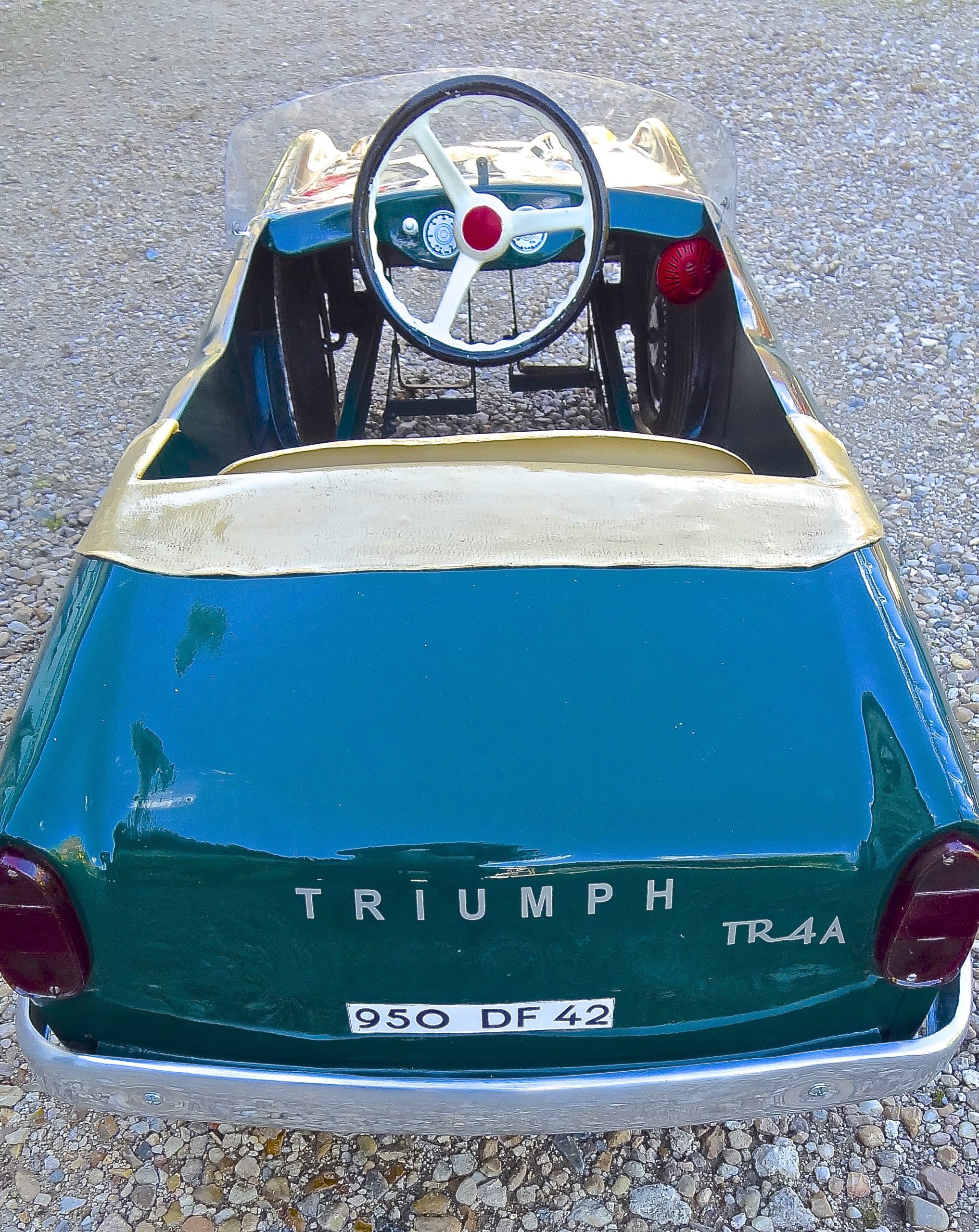Découvrez cette voiture à pédales de luxe pour enfants